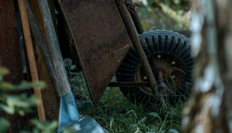 Nesreča pri delu se je končala s smrtjo, 78-letnik padel v gnojno jamo