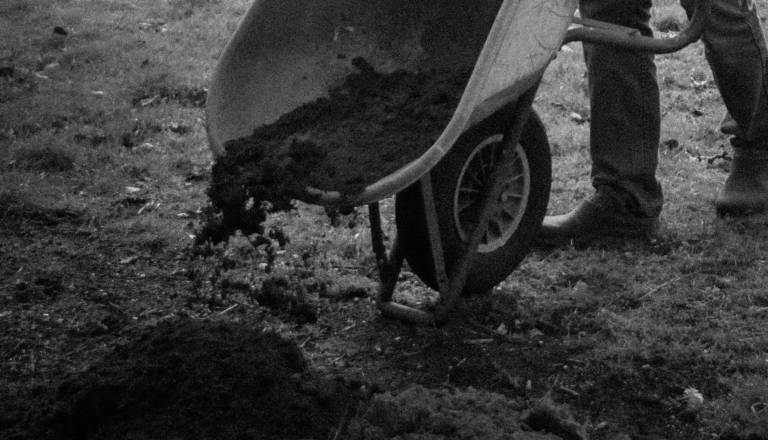 Padec v gnojno jamo usoden za 78-letnika