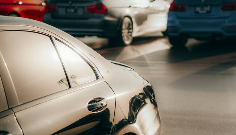 Nočna tatvina v Mariboru: Izginila dva avtomobila, policija prosi za pomoč