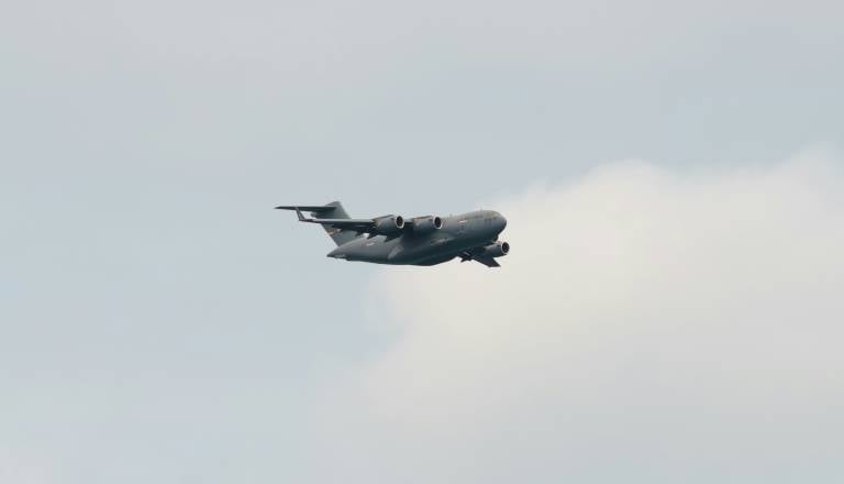 Nizek prelet vojaškega letala presenetil prebivalce Ljubljane