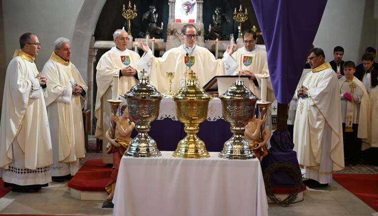 FOTO in VIDEO: Soboški škof Janez Kozinc daroval krizmeno mašo v stolnici svetega Nikolaja