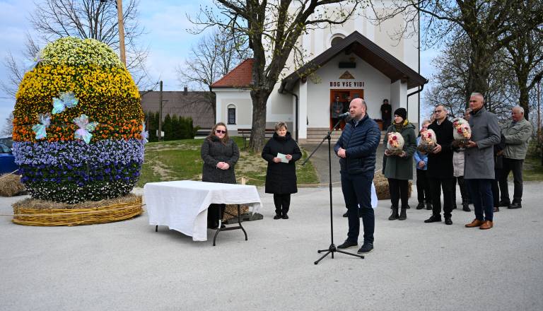 FOTO in VIDEO: V Pečarovcih razgrnili cvetlično velikonočno jajce povezovanja