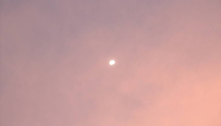 Rožnata polna luna razkriva skrivnosti, tem znamenjem se vrača nekdo iz preteklosti