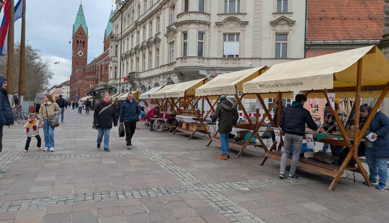 FOTO in VIDEO: Grajski trg v znamenju velikonočnih dobrot in ročnih del