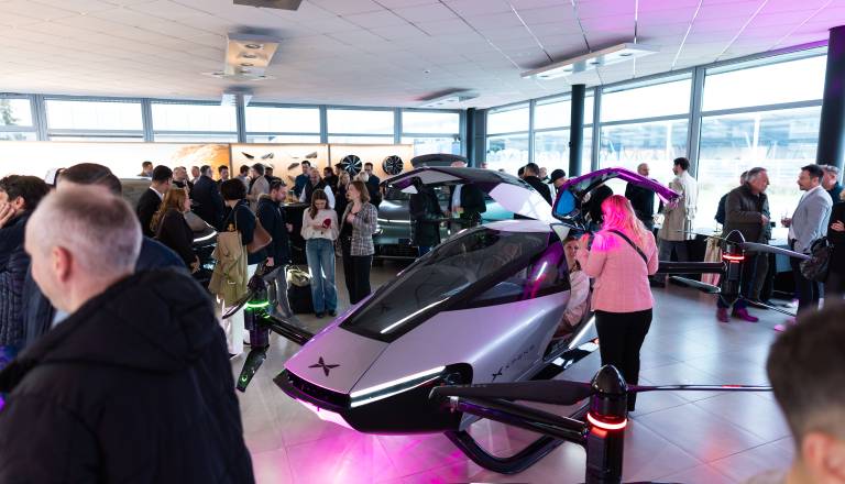 FOTO in VIDEO: Leteči avto v Mariboru, odprli nov salon XPENG na Zagrebški cesti