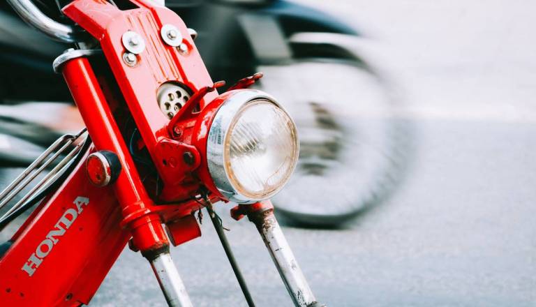 V trčenju s traktorjem umrl 70-letni voznik mopeda