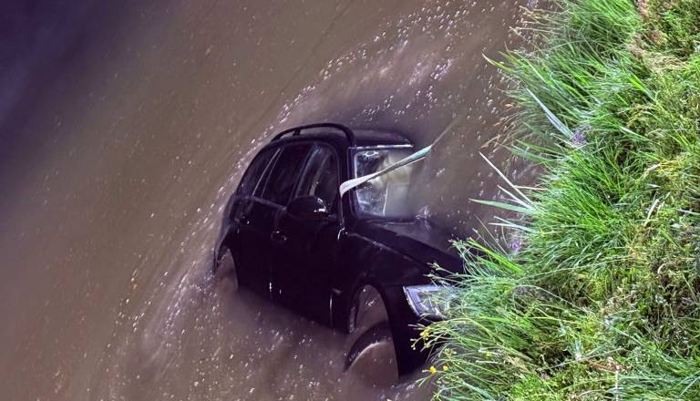 FOTO: Nočna intervencija pri Ljutomeru: Voznik zapeljal naravnost v ribnik, na pomoč tudi potapljači