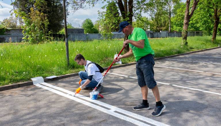 Skupaj z valjčki in barvo do konkretne rešitve: Štepanjci sami zarisali 250 parkirnih mest in Jankoviću poslali jasno sporočilo
