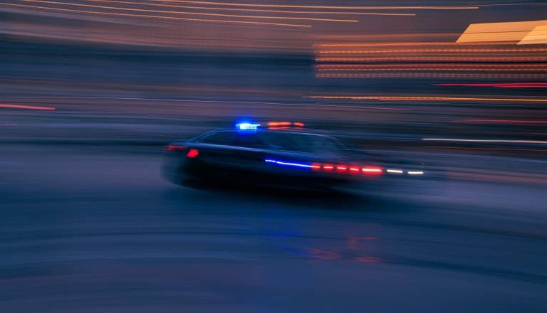 Norost na dolenjski avtocesti: voznik Porscheja krepko prek 200 kilometrov na uro