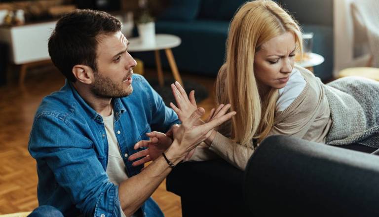 Napet tranzit razkriva razpoke v odnosih, ki jih ni več mogoče skriti