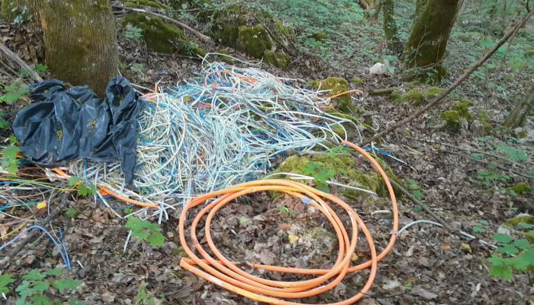 FOTO: Električar ostanke dela odvrgel kar v kočevski gozd, pristojni organi že obveščeni