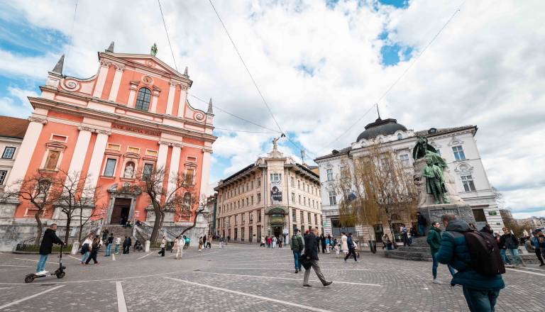 Na Prešernovem trgu naj bi neznanka napadala mimoidoče ženske: »Udarci v hrbet, nato pa mirno odide«