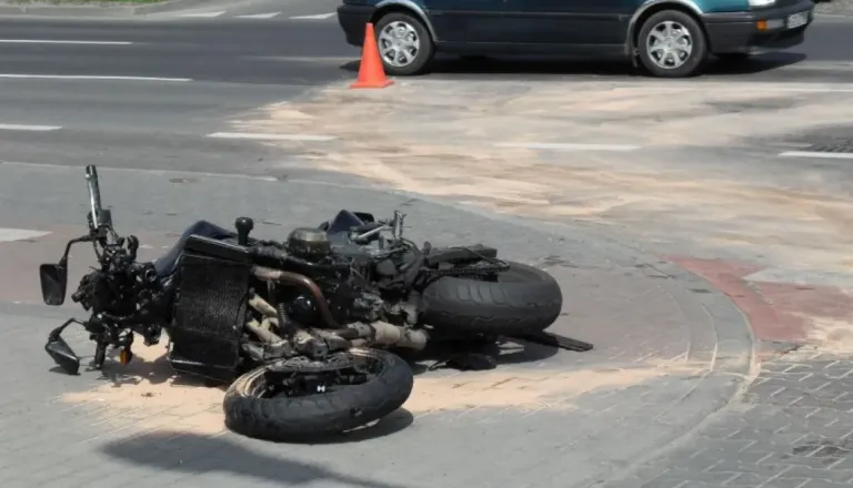 Prometna nesreča na Štajerskem: Voznica avtomobila izsilila prednost, motoristka utrpela hujše poškodbe