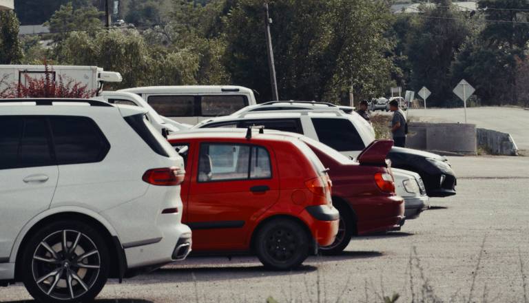 Jeza Jeseničanov zaradi pomanjkanja parkirišč: »Gremo parkirat pred občino, da vidijo, kako je.«