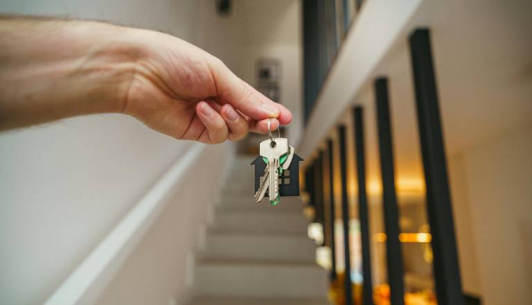 Kredit za 50 kvadratov ali selitev iz Ljubljane? Mladi priznavajo: Brez pomoči staršev ne gre!