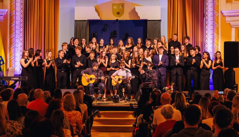 Ganljivo: Dijaki z glasbo zbrali 3.500 evrov za sošolca, dvorana v solzah in aplavzu