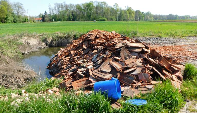 FOTO: Odlagališče odpadkov sredi žitnih polj vzbuja ogorčenje