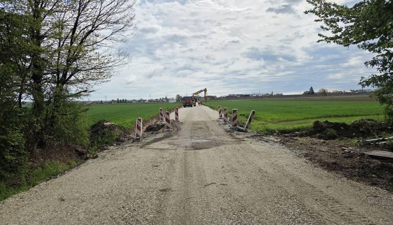Rekonstrukcija ceste v polnem teku, promet popolnoma zaprt