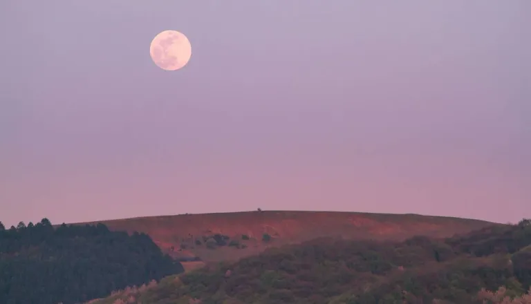 Luna prinaša čustveno prebuditev: Ta znamenja bodo danes morala priznati resnico