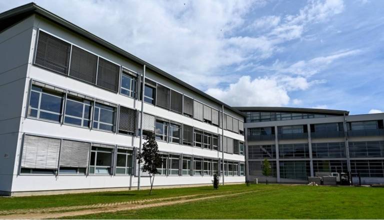 Kaj se dogaja s streho novomeške šole? Pol leta po neurju na strehi še vedno folija, ki vsake toliko pušča