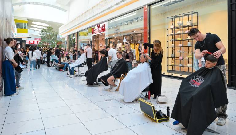 V Cityparku na dobrodelnem striženju zbrali 2.600 evrov