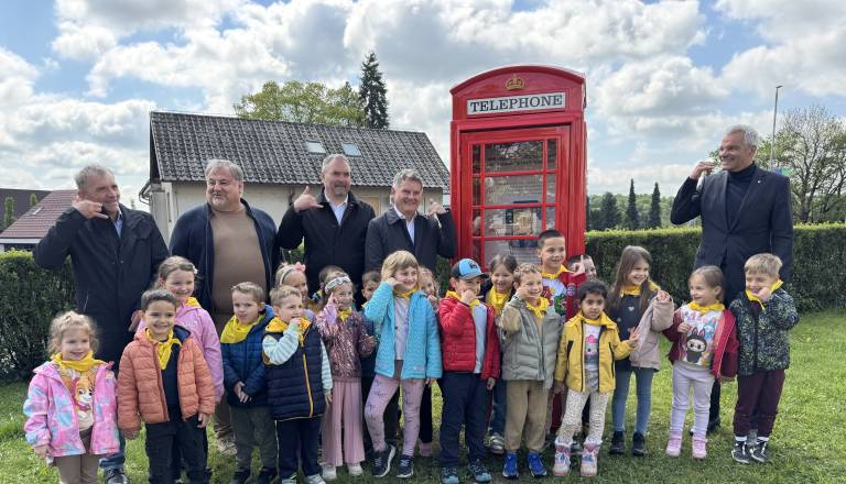 FOTO in VIDEO: Legendarna britanska govorilnica se je vrnila na Pobrežje