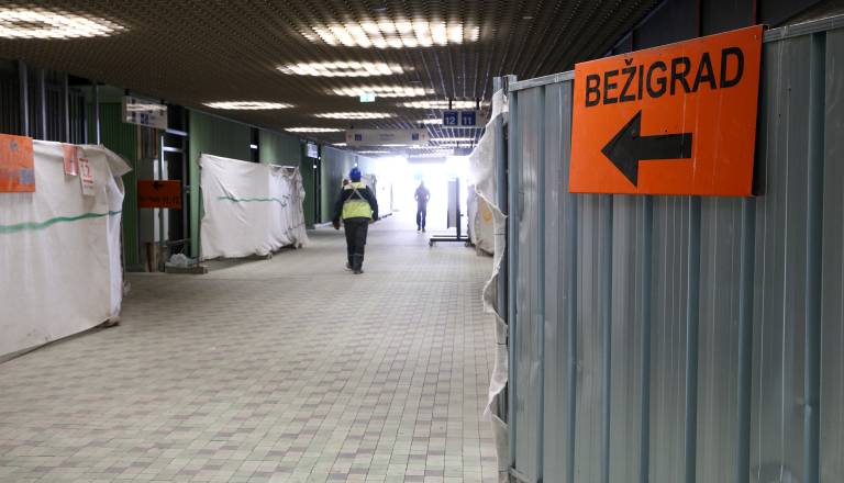 FOTO in VIDEO: Podhod pod železniško postajo neprehoden za vozičke, Janković napoveduje rešitev za invalide in starše