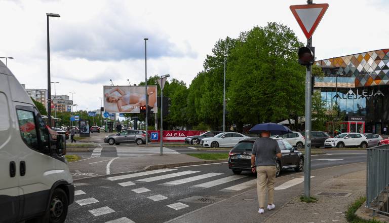 FOTO in VIDEO: 'Jankovićev' režim razdvaja Ljubljano – pešci v strahu pri Aleji, občina: križišče je varno