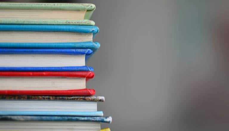 Priložnost za mlade dolenjske ustvarjalce: literarni razpis V majhnem plašču besed 2026