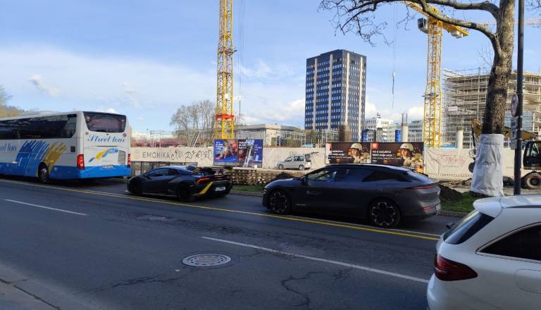 Divjanje v centru Ljubljane: Luksuzni avtomobili z glasnimi izpuhi motijo prebivalce, redarstvo priznava nemoč