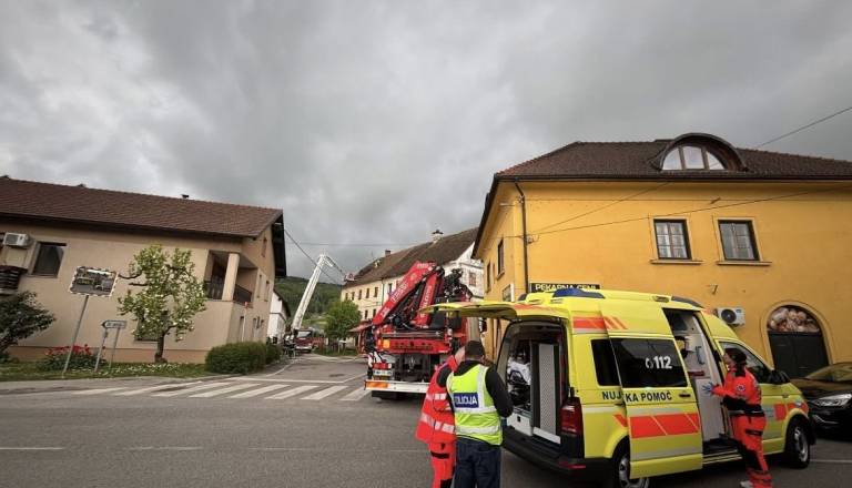 Znano, kaj je povzročilo požar v Mirni Peči: Gasilci iz požara rešili eno osebo