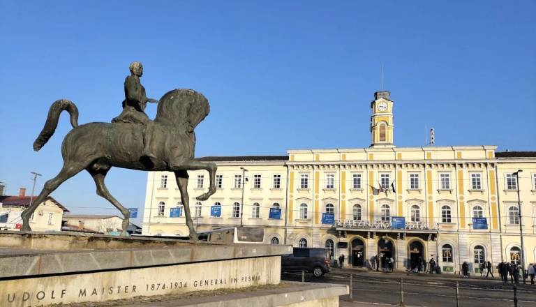 Ljubljana razmišlja o premiku spomenika Rudolfu Maistru: Bo ikonični konjenik moral zapustiti vrata mesta?