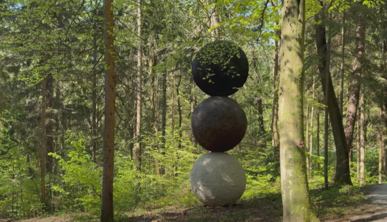 Sprehajalci po Rožniku začudeni in prestrašeni: Kaj so te tri krogle sredi gozda?