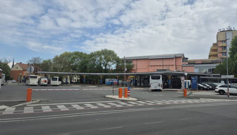 FOTO in VIDEO: Na območju Avtobusne postaje Murska Sobota namestili zapornice. Preverili smo, zakaj