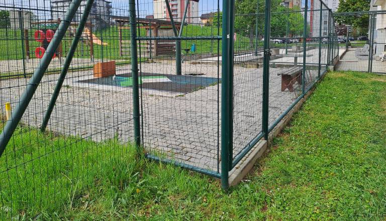 Spor zaradi devetih kvadratnih metrov? Rusko kegljišče posega na sosednjo parcelo