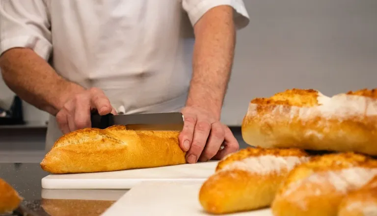 Vroča delovna mesta v Pomurju: Iščejo serviserja in peka, zaposluje tudi perutninarska zadruga