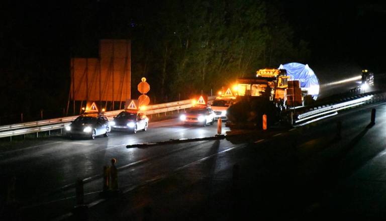 FOTO in VIDEO: Zaradi izrednega prevoza elis zgodaj zjutraj ustavili promet