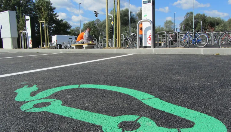 Kdo sploh odloča o polnilnicah za električne avtomobile v Ljubljani? Občina pravi – ne mi