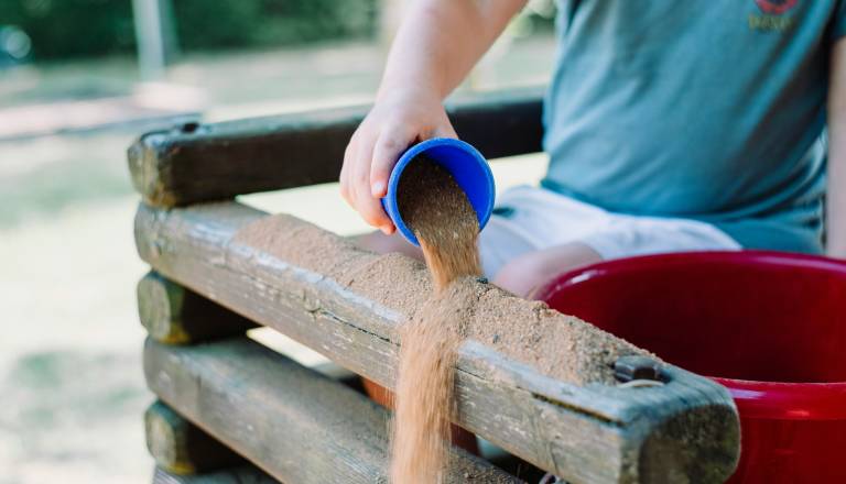 Starši prejeli nujno opozorilo: Igrače s peskom lahko vsebujejo azbest