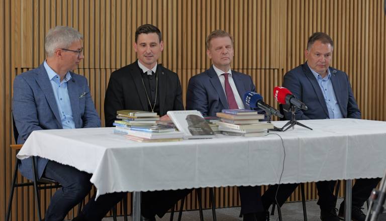 FOTO: Evangeličanska cerkev prejela dragoceno knjižno donacijo