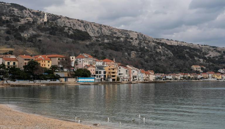 Tudi na Krku grožnja z bombo, evakuacija v teku