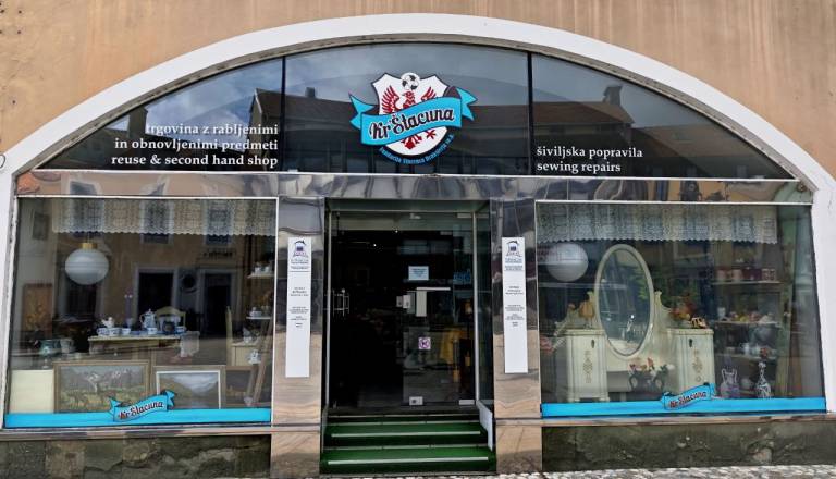 FOTO in VIDEO: Ne boste verjeli, kaj vse najdete v tej trgovini v Kranju – najlepše stvari iz druge roke