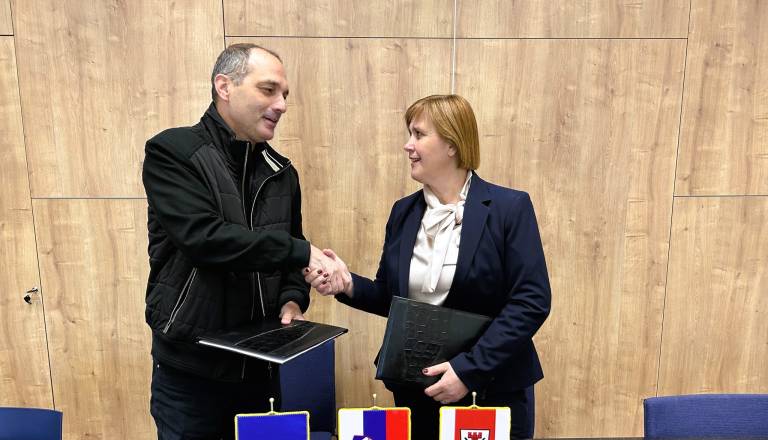 Prenova vodovoda za četrt milijona evrov. Belokranjska občina podpisala pogodbo za rekonstrukcijo