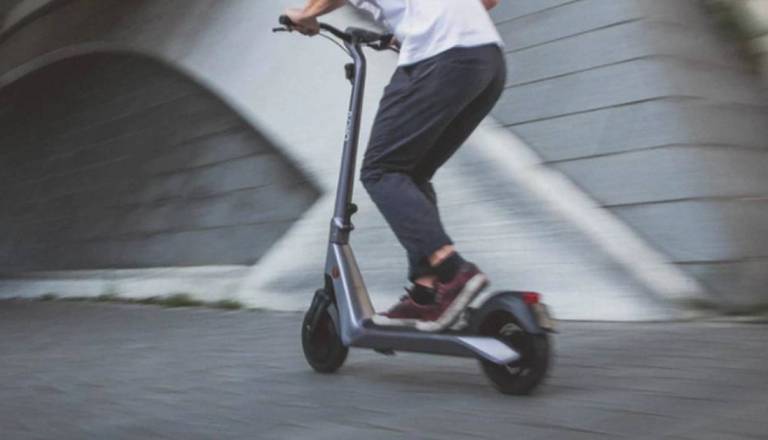 Hude poškodbe na Celovški: Zadrogiran voznik e-skiroja z veliko hitrostjo trčil v kolesarko