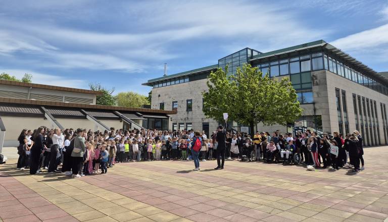 FOTO in VIDEO: Trg kulture preplavilo več kot 200 otrok, kaj se dogaja?