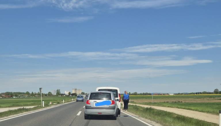 FOTO: Trčili osebni vozili, promet je oviran 