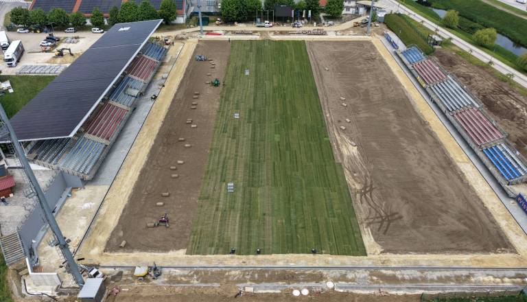 Velika investicija v Lendavi, obnavljajo nogometno igrišče dobiva končno podobo