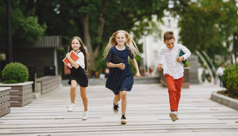 Predolgo čakanje na zeleno v središču Ljubljane: Šolarji in vrtičkarji raje tvegajo kot čakajo