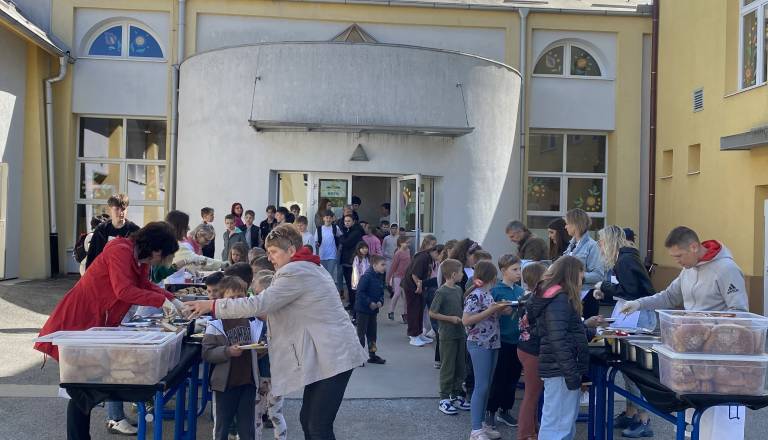 FOTO: Breški učenci za en dan pospravili zvezke in šolo spremenili v prostor praznovanja