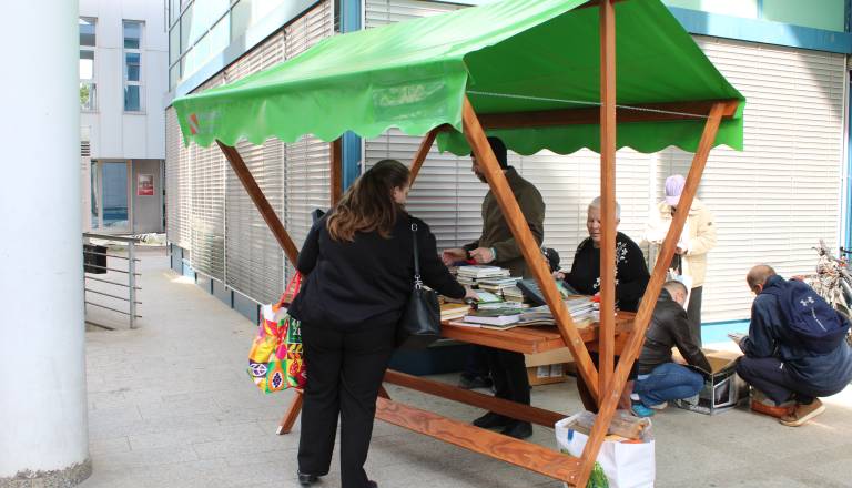 FOTO in VIDEO: V Murski Soboti vam knjigo kar podarijo